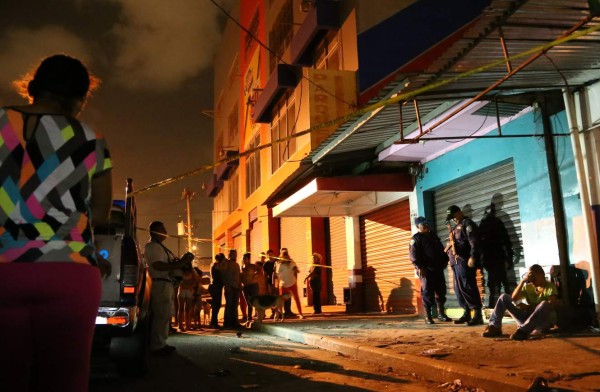 Hombre mata a una mujer y luego se suicida en un bar