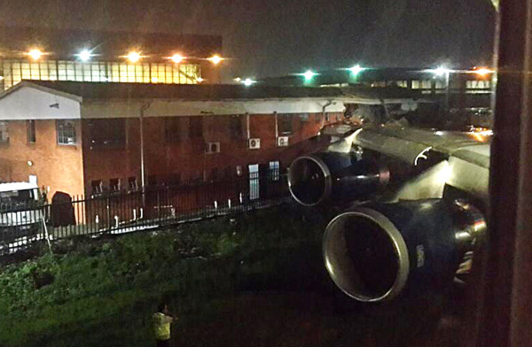 Avión en tierra golpea un edificio de oficinas en el aeropuerto