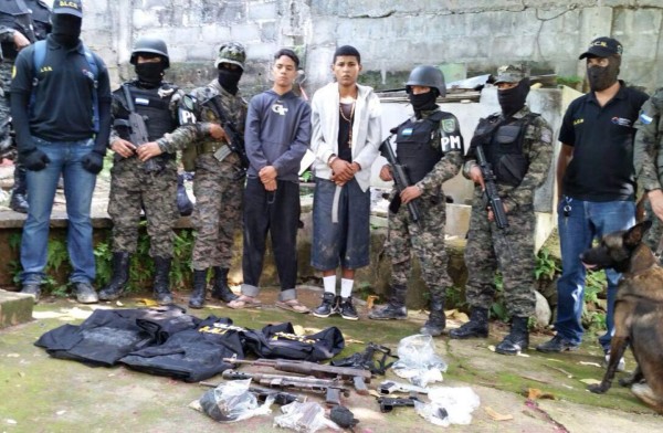 Decomisan armas de asalto a jóvenes en La Ceiba