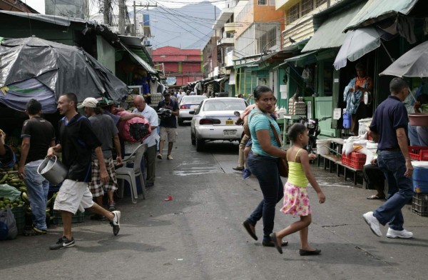 Complicada se vuelve reubicación de vendedores en calles y aceras