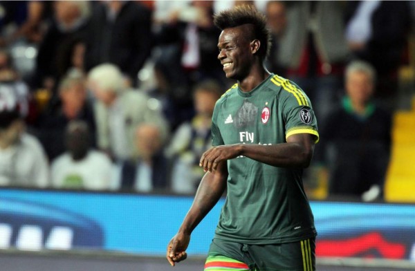 Balotelli resurge con golazo para guiar al Milan a la victoria