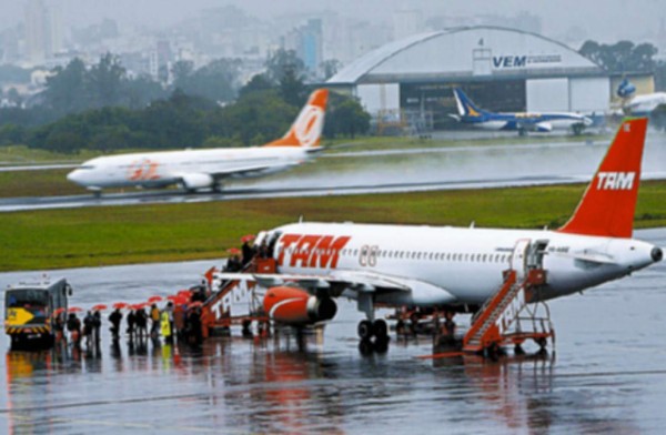 Familiares de víctimas de tragedia aérea vuelven a protestar en Brasil