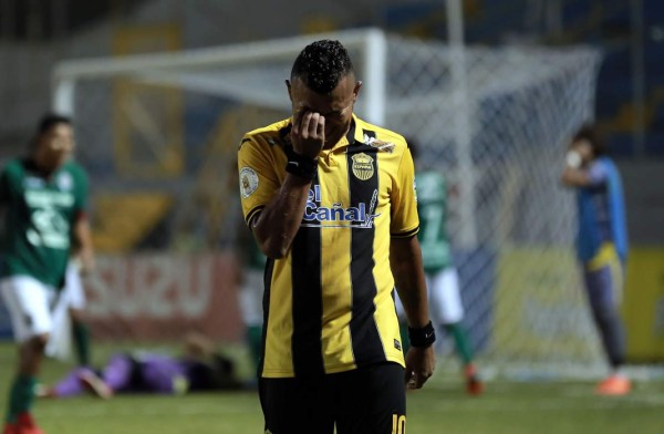 Mario Martínez salió entre silbidos de parte de la afición del Real España