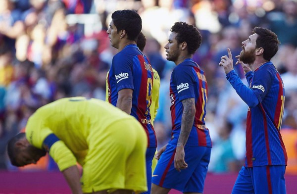 Messi guía goleada del Barcelona y lo mantiene con vida