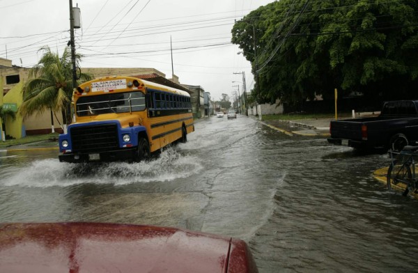 Parte del Malecón de Puerto Cortés sucumbe por huracán Earl