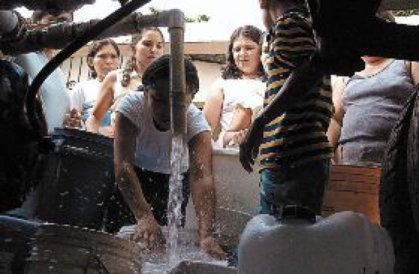 Vecinos de la San José V siguen sufriendo por la falta de agua