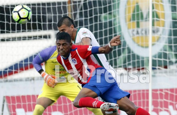 Carlo Costly se apresta a cabecear ante la marca de Juan Bolaños. Foto Neptalí Romero