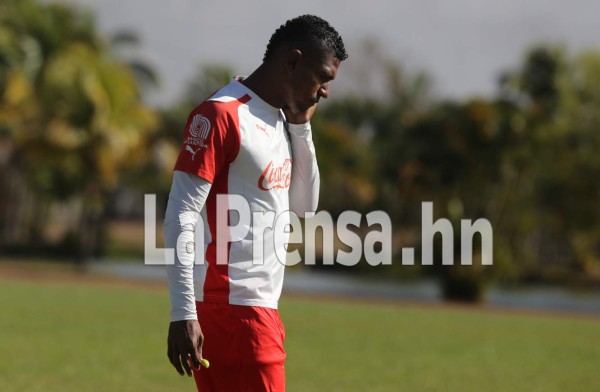 Costly abandona entreno del Olimpia tras accidente de su esposa