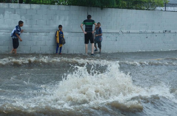 Hasta los cines se inundan en Tegucigalpa