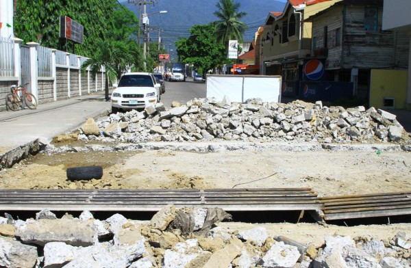 Cierran la 6 calle de San Pedro Sula por reparación de desagüe
