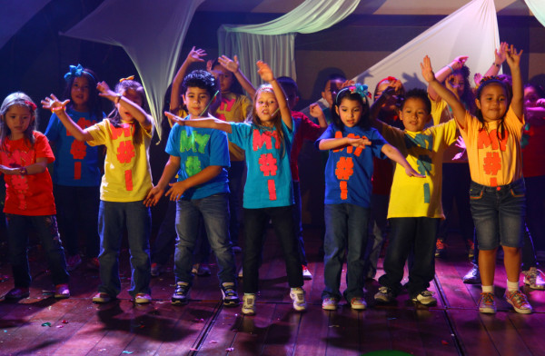 Alumnos de la escuela Little Feet realizan su tradicional evento navideño