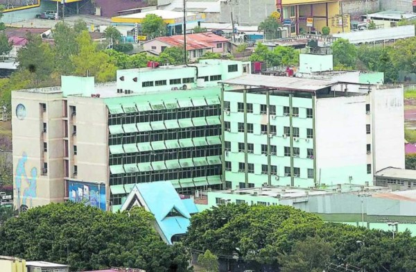 Paciente se lanza al vacío desde edificio del Hospital Escuela