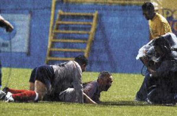 Emoción y diversión bajo la lluvia