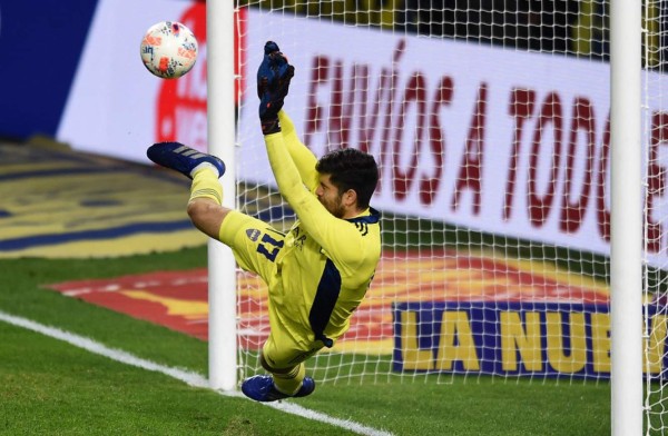 Boca Juniors' goalkeeper Agustin Rossi stops River Plate Fabrizio Angileri's shot during the penalty shoot-out after tying 1-1 in their Argentine Professional Football League quarter-final match at La Bombonera stadium in Buenos Aires, on May 16, 2021. (Photo by Marcelo Endelli / POOL / AFP)