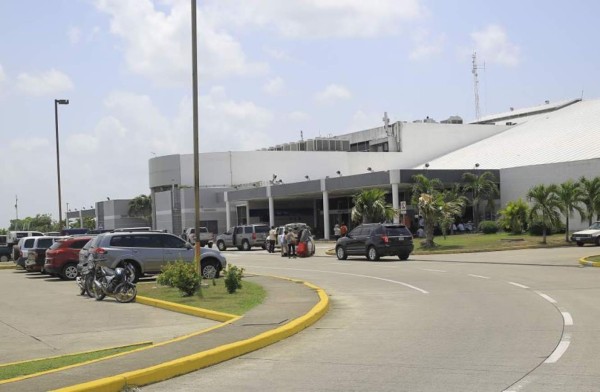 Capturan a tres hondureños tras llegar en vuelo procedente de EEUU