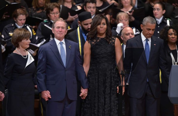 El extraño baile de Bush en el funeral de los policías de Texas