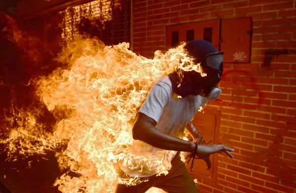 Imagen de protestas en Venezuela, nominada a foto del año