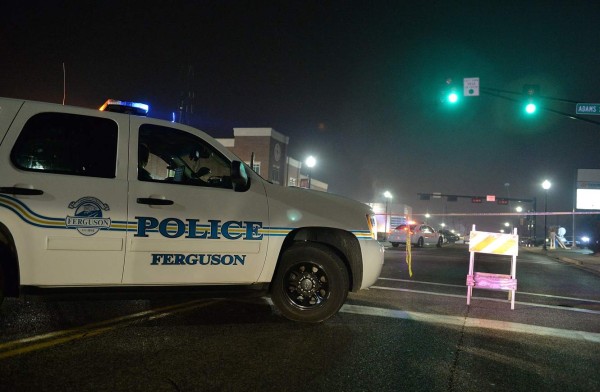 Dos policías gravemente heridos en protestas en Ferguson