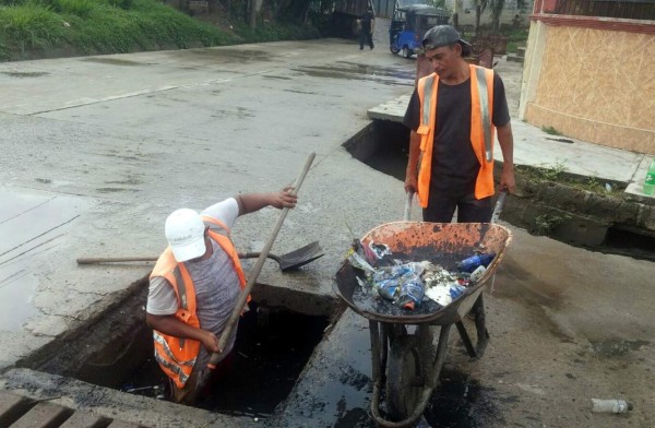 Sigue limpieza de cunetas en colonia Santa Martha