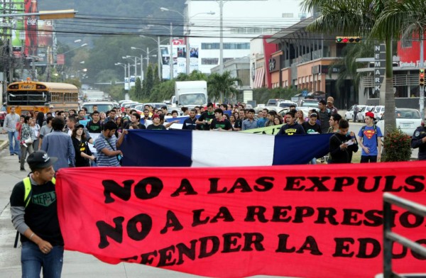Más de 300 estudiantes marchan por el reintegro de 10 suspendidos de la Unah-vs