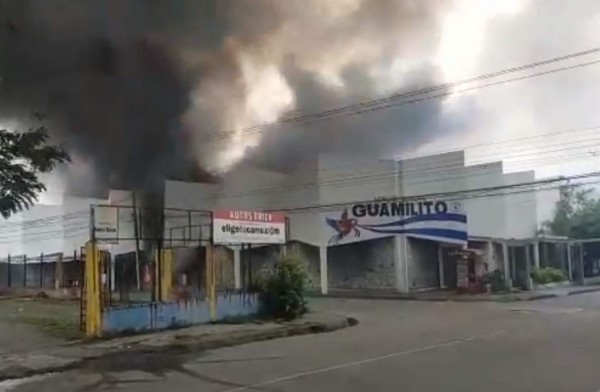 Las imágenes en redes del incendio en el mercado Guamilito de San Pedro Sula