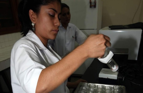 El Zamorano certifica sus laboratorios de análisis