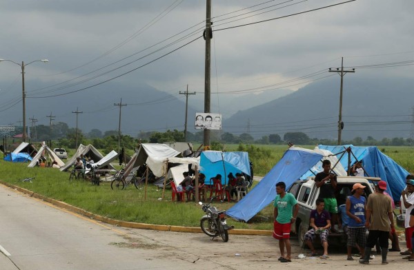 Damnificados esperan en bulevar para retornar a sus casas