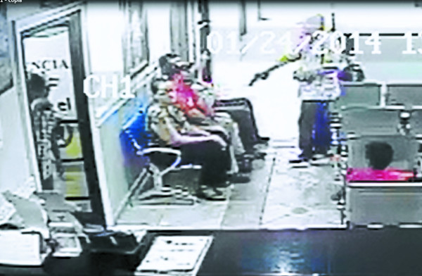 Video capta a delincuentes en asalto a clínica en El Progreso