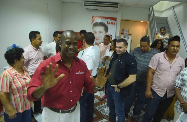 Jerry Sabio ejerció su voto acompañado por el candidato presidencial de su partido, Luis Zelaya.