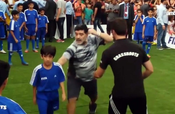 VIDEO: La reacción de Maradona tras una falta que le hizo un niño