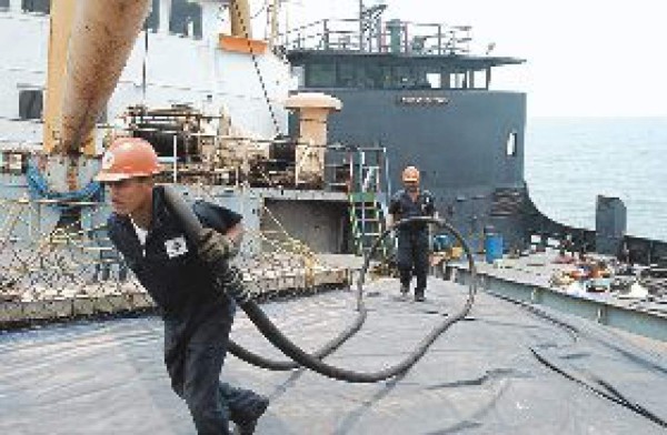 Más de 12 mil hondureños navegan en aguas extranjeras