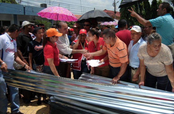 1,200 familias pobres de El Progreso reciben ayuda para mejorar techos