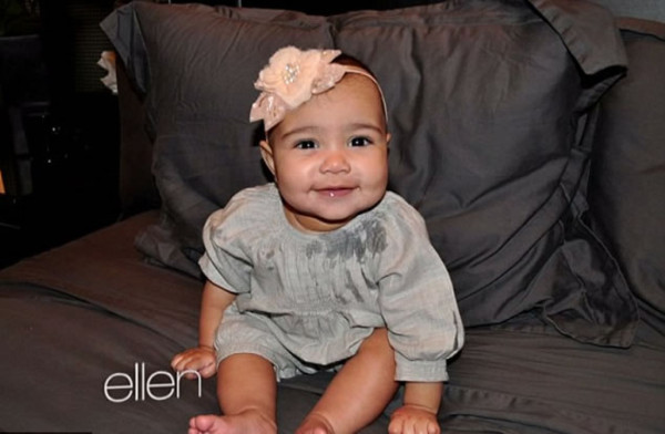 Kanye West posa junto a la pequeña North