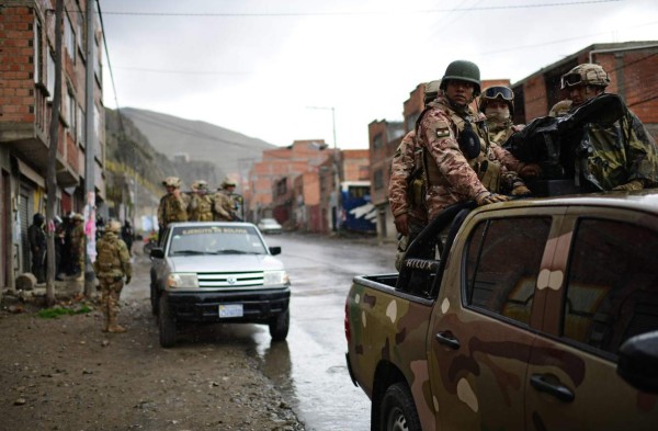 Aviones militares sobrevuelan a baja altura en Bolivia