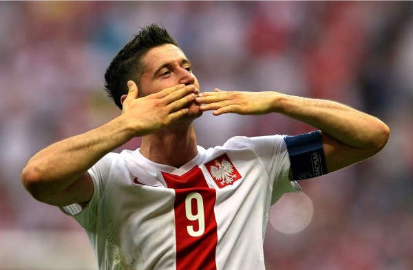 Polonia se afianza con triplete de Lewandowski en cuatro minutos