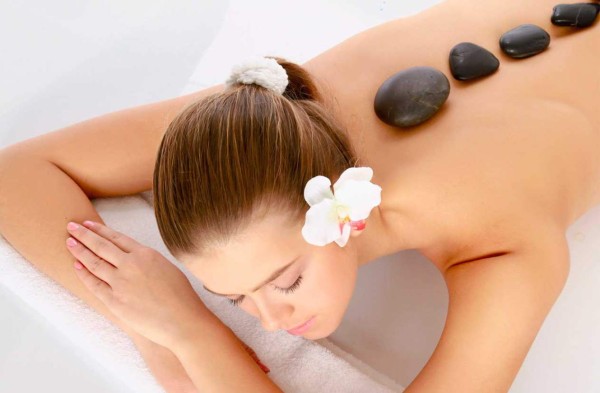 El masaje con piedras elimina el estrés