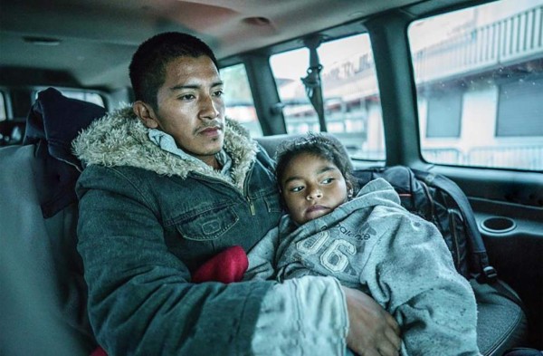 Caravana: Hondureño empujó 2,100 millas la carriola de su hija discapacitada en busca de una cura en EEUU