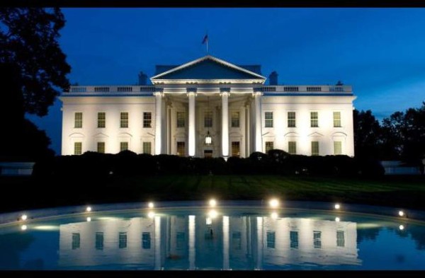 Herido y en custodia hombre que disparó en la Casa Blanca