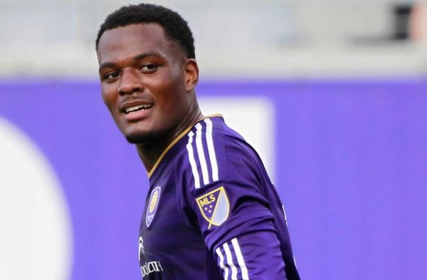 Canadiense Cyle Larin, novato del año en la MLS