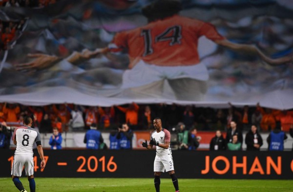 Emotivo homenaje a Cruyff en el amistoso Holanda - Francia