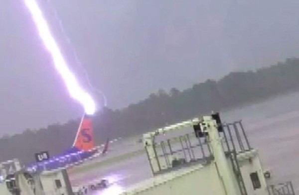 Video: Rayo cae en avión y quema a trabajador de aeropuerto en Florida