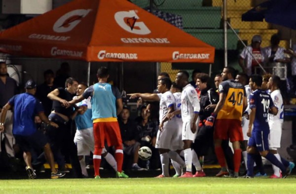 VIDEO: Bronca de jugadores y técnicos en el Motagua-Olimpia