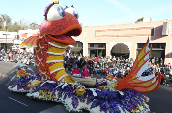 Millones de pétalos y semillas enamoran en Desfile de las Rosas
