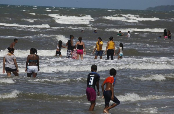 Veraneantes inundan de diversión sitios turísticos de Honduras