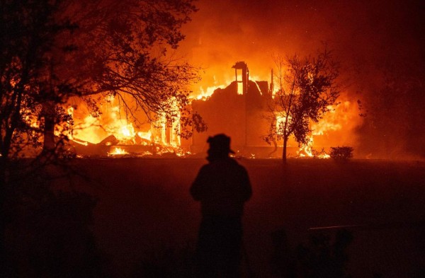 Infierno en California: Miles huyen de sus casas por gigantescos incendios