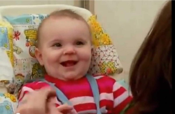 Realizan un experimento para conocer la reacción de un bebé cuando no recibe la atención de su madre. Foto YouTube.