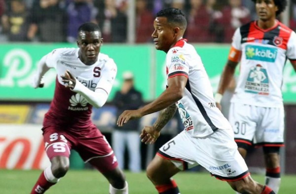 Hondureños igualaron en el clásico tico Saprissa-Alajuelense