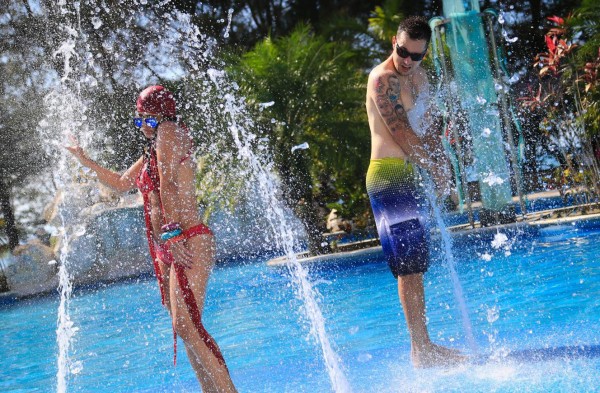 Polache presenta el video de 'El chapuzón'