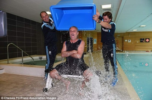 Video: Mourinho también acepta el desafío del Ice Bucket Challenge