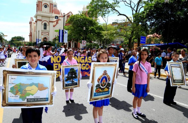 Colegios de Honduras continúan hoy desfiles de fiestas patrias